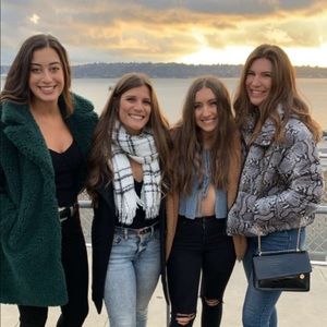 Meet your Posher, Carly